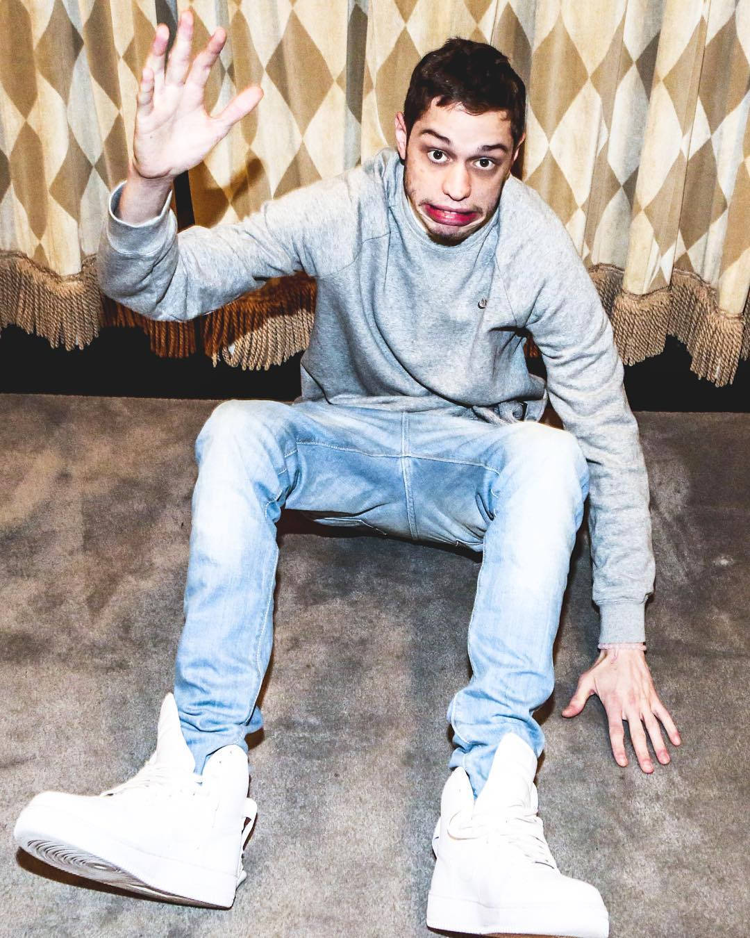 Pete Davidson Saturday Night Live Comedian Wallpaper