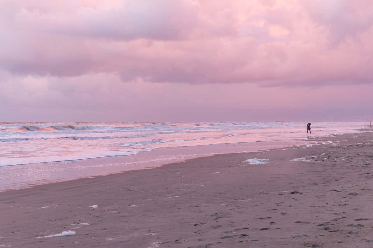 Photo A Beautiful, Calming Sunset Over A Pink Beach. Wallpaper