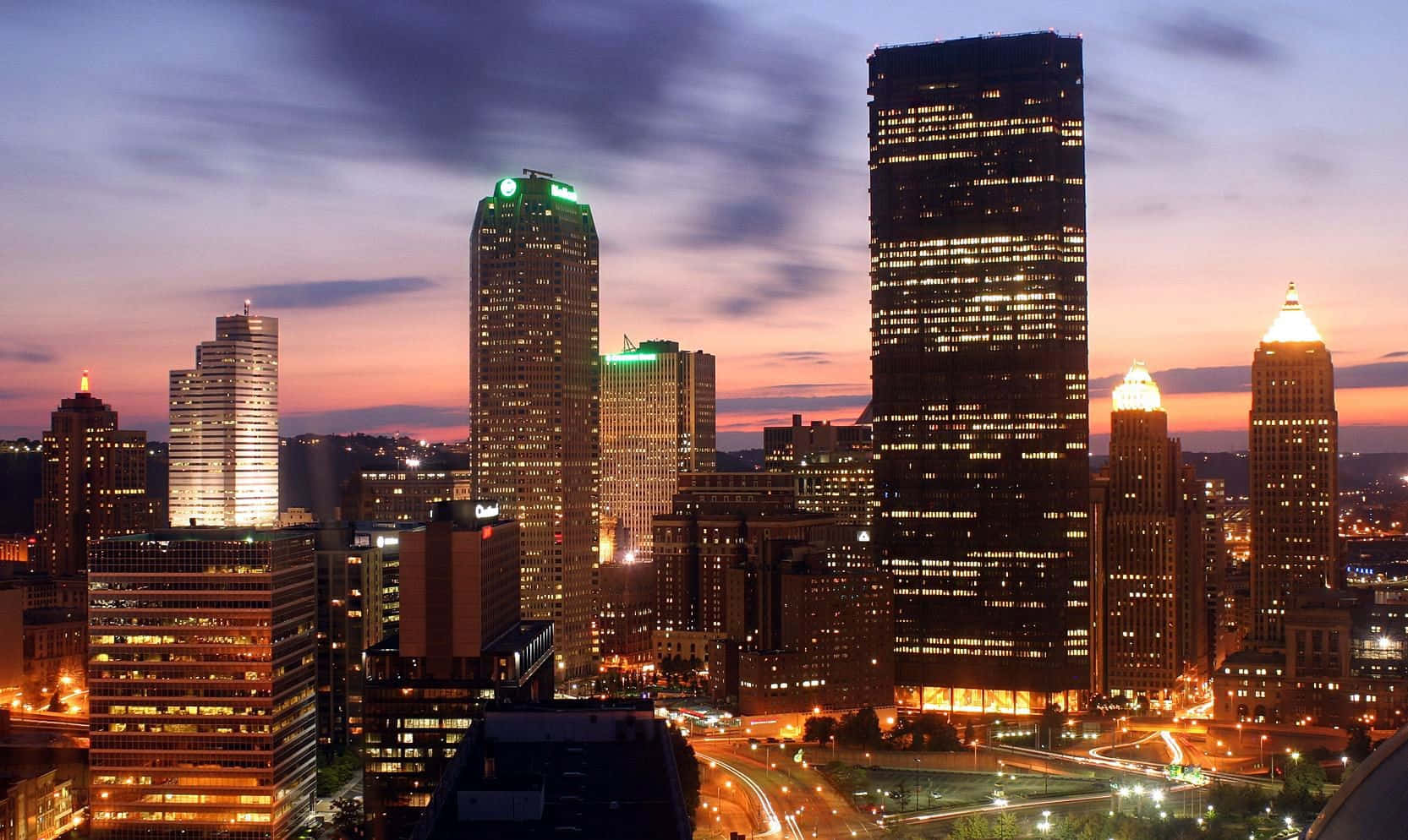 Pittsburgh Skyline In City Center Wallpaper