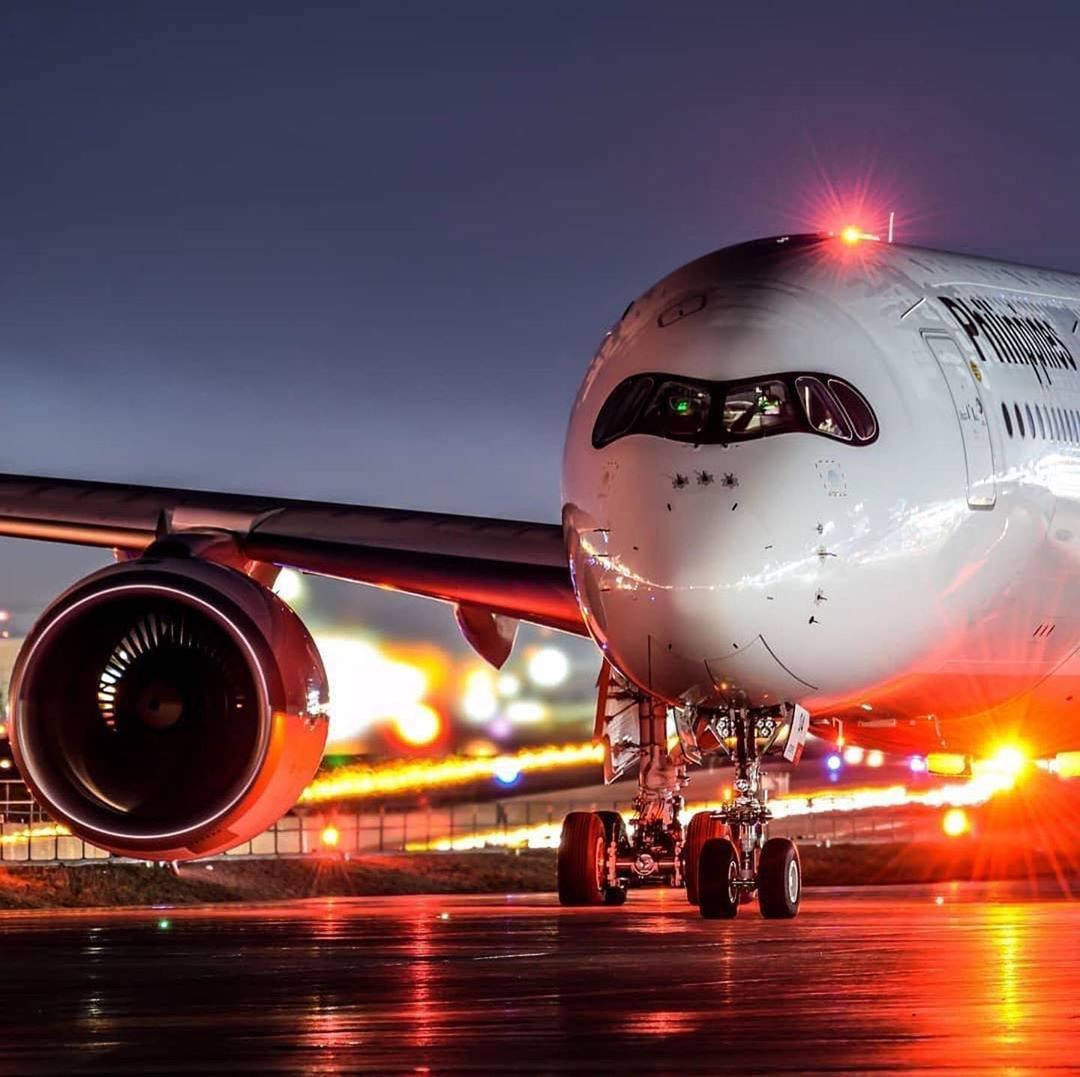 Powerful Turbine Engine And Cockpit View Of Philippine Airlines Wallpaper