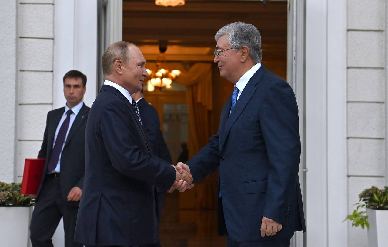 Presidential Diplomacy - President Tokayev In Discussion With Vladimir Putin Wallpaper