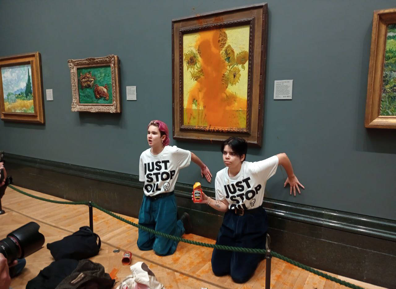 Protesters At Van Gogh Museum Wallpaper