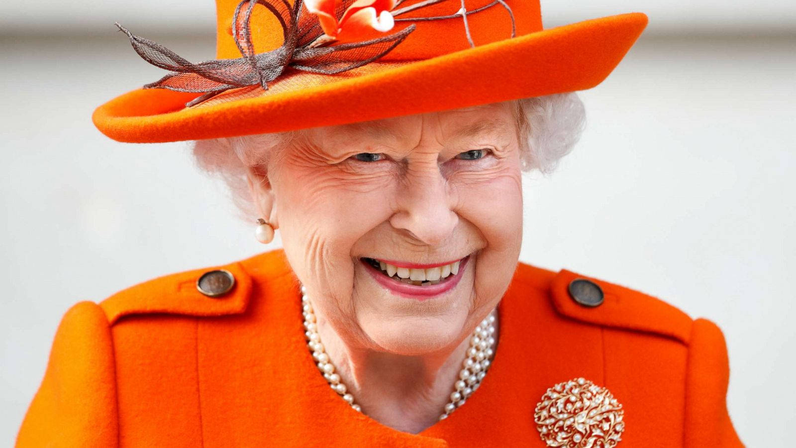 Queen Elizabeth In Bright Orange Dress Wallpaper