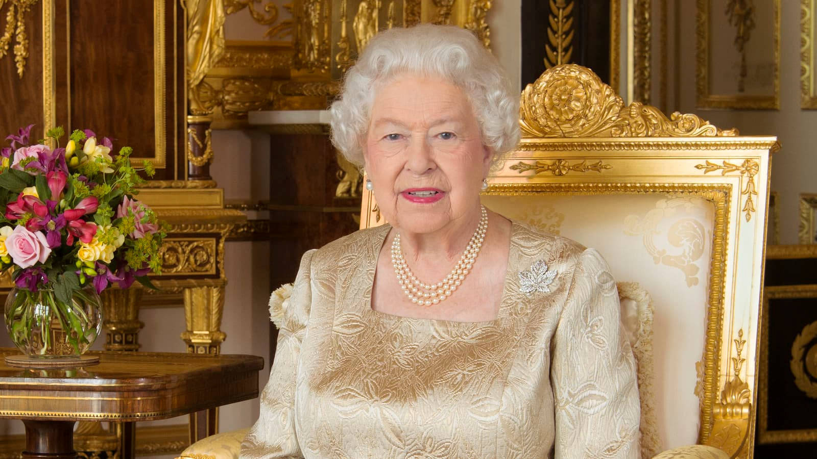 Queen Elizabeth In Gold Outfit Wallpaper