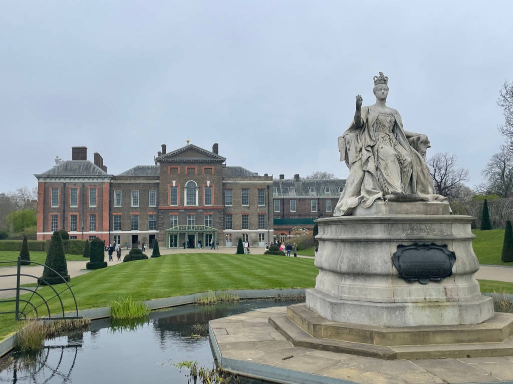 Queen Victoria Statue Kensington Palace Gloomy Wallpaper