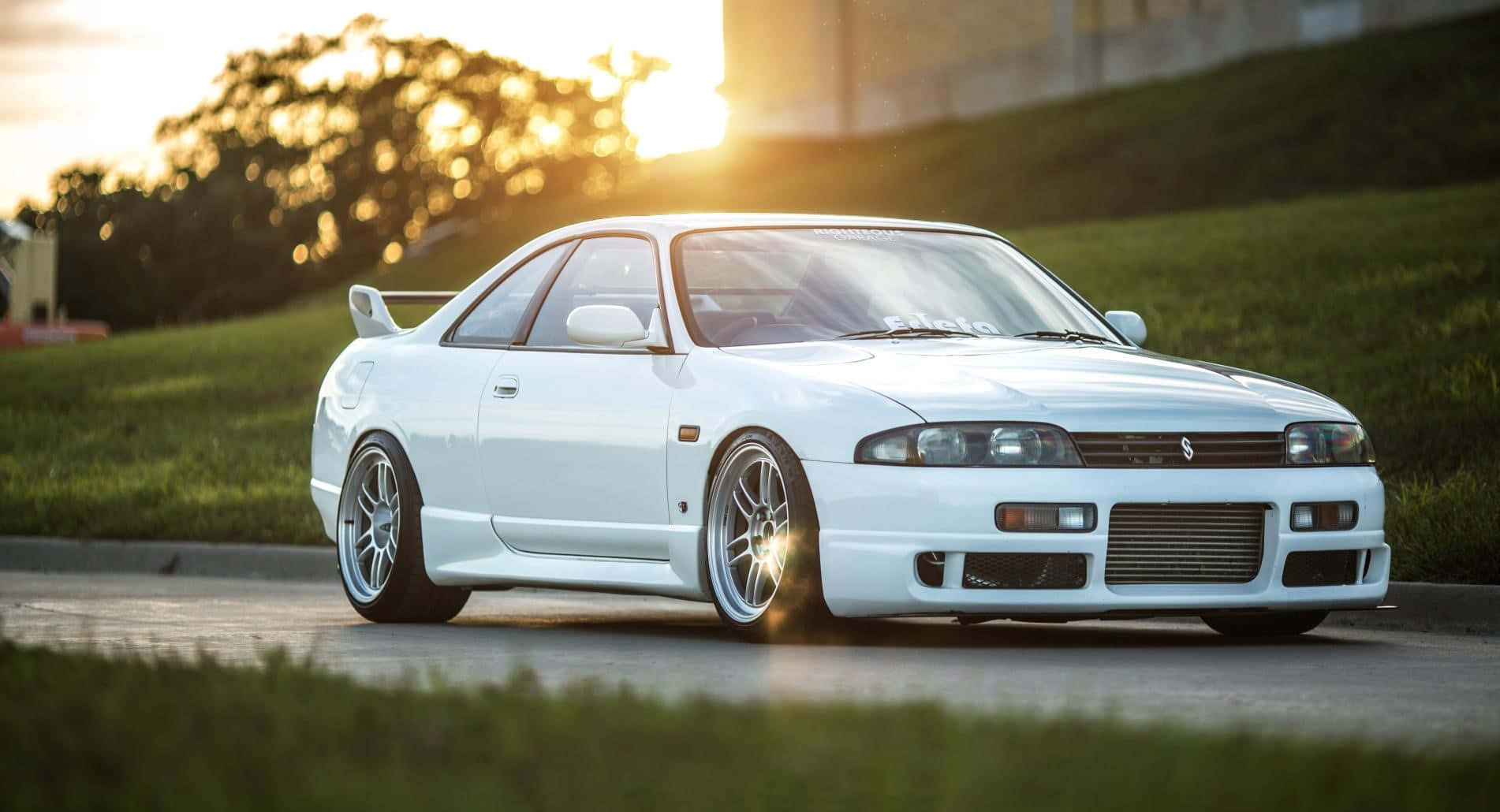 R33 Gtr White Low Rise Wallpaper