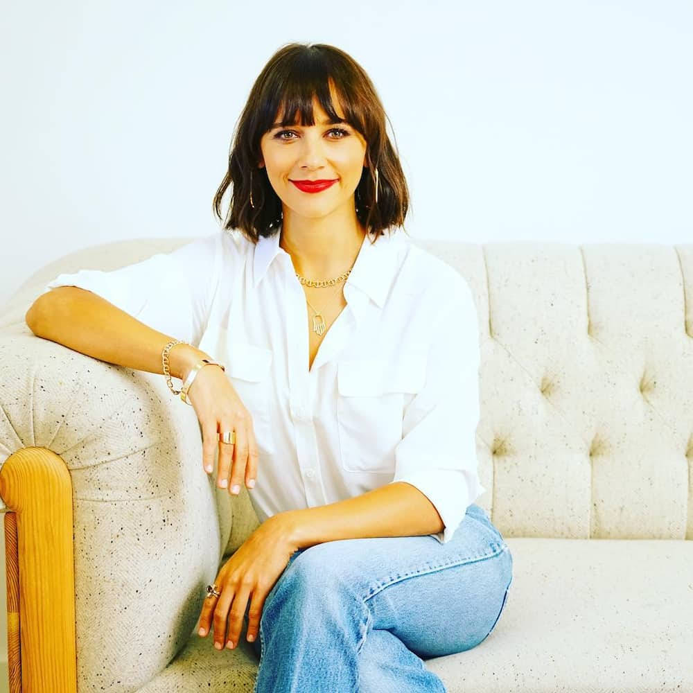 Rashida Jones Pose Sitting Couch White Tops Wallpaper