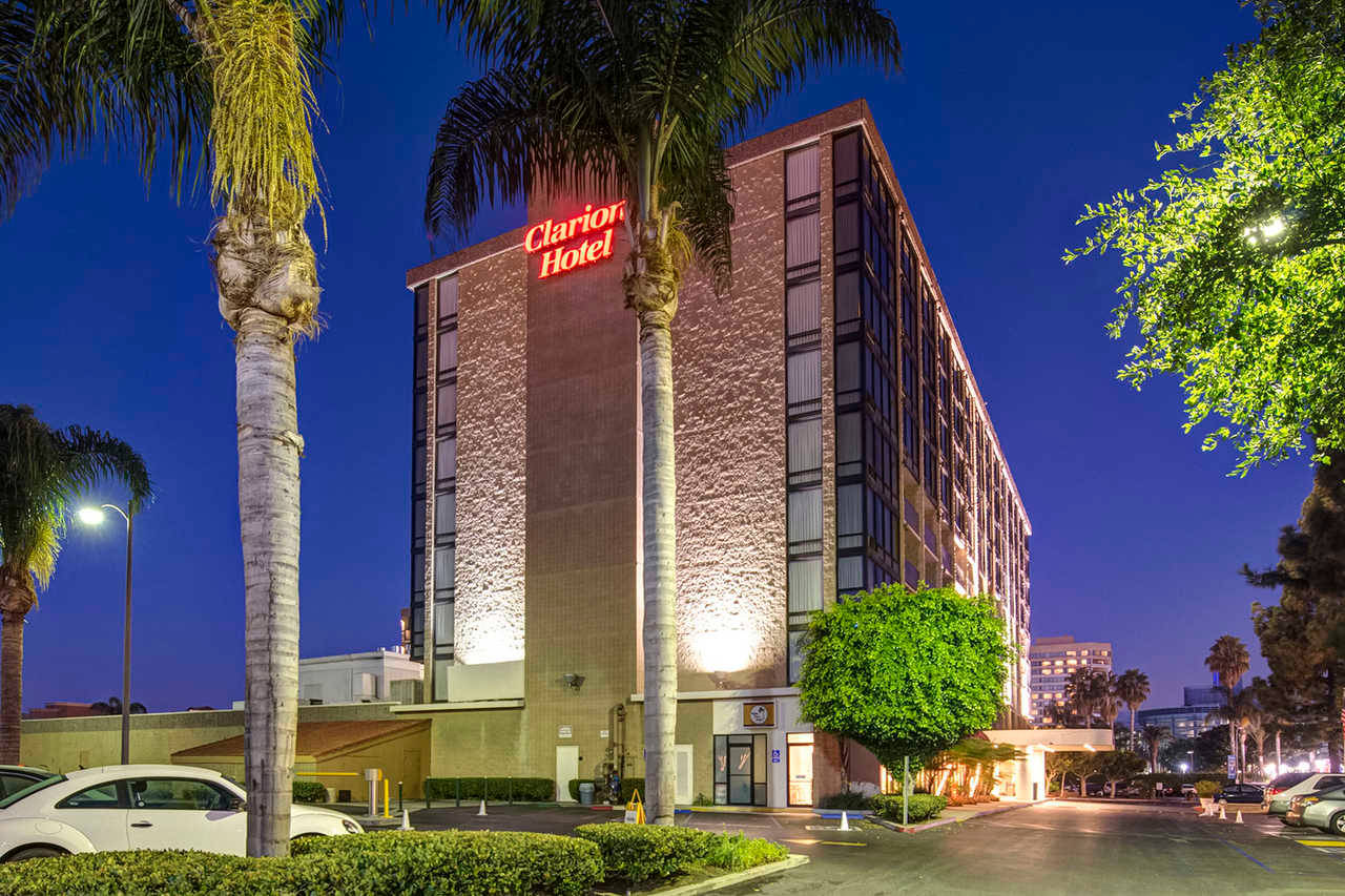 Relax With Comfort And Convenience At The Clarion Hotel In Anaheim Wallpaper