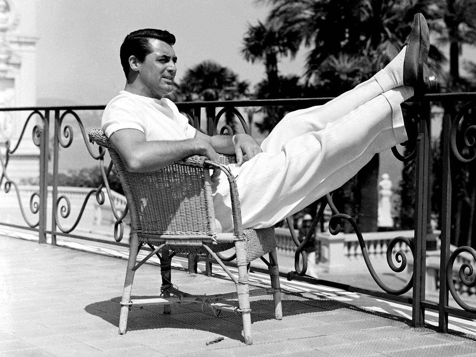 Relaxed Cary Grant: A Moment Of Tranquility Wallpaper
