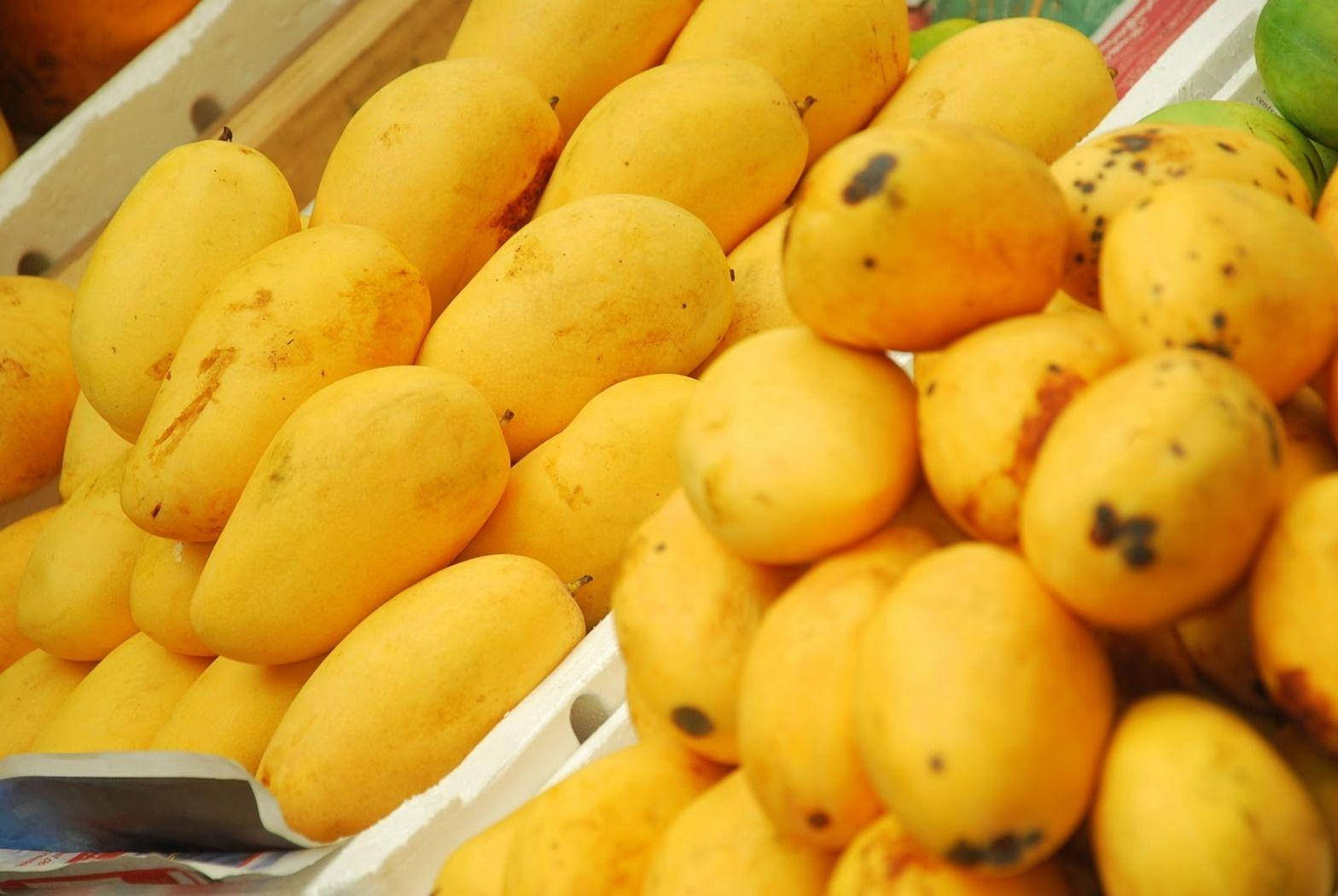 Ripe Yellow Mango Fruits At The Supermarket Wallpaper