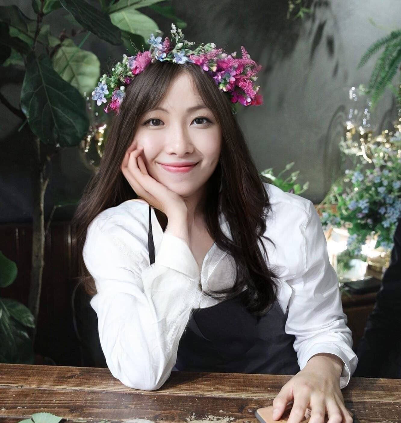 Rm Bts Girls Wearing Flower Crown Wallpaper