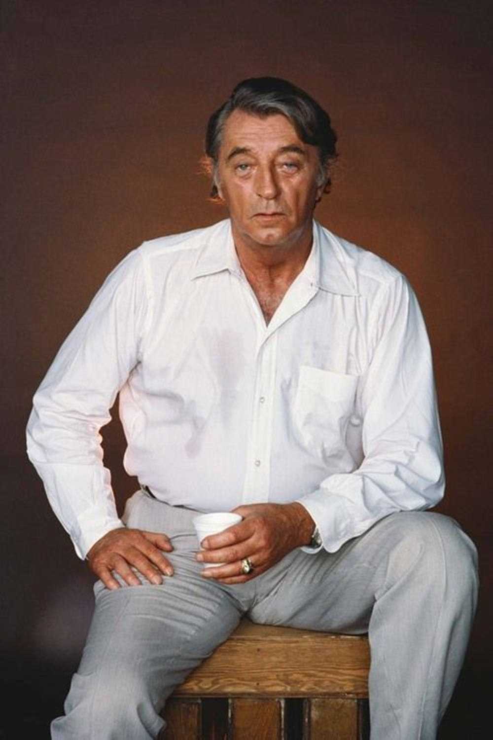 Robert Mitchum Old Man Brown Background Wallpaper