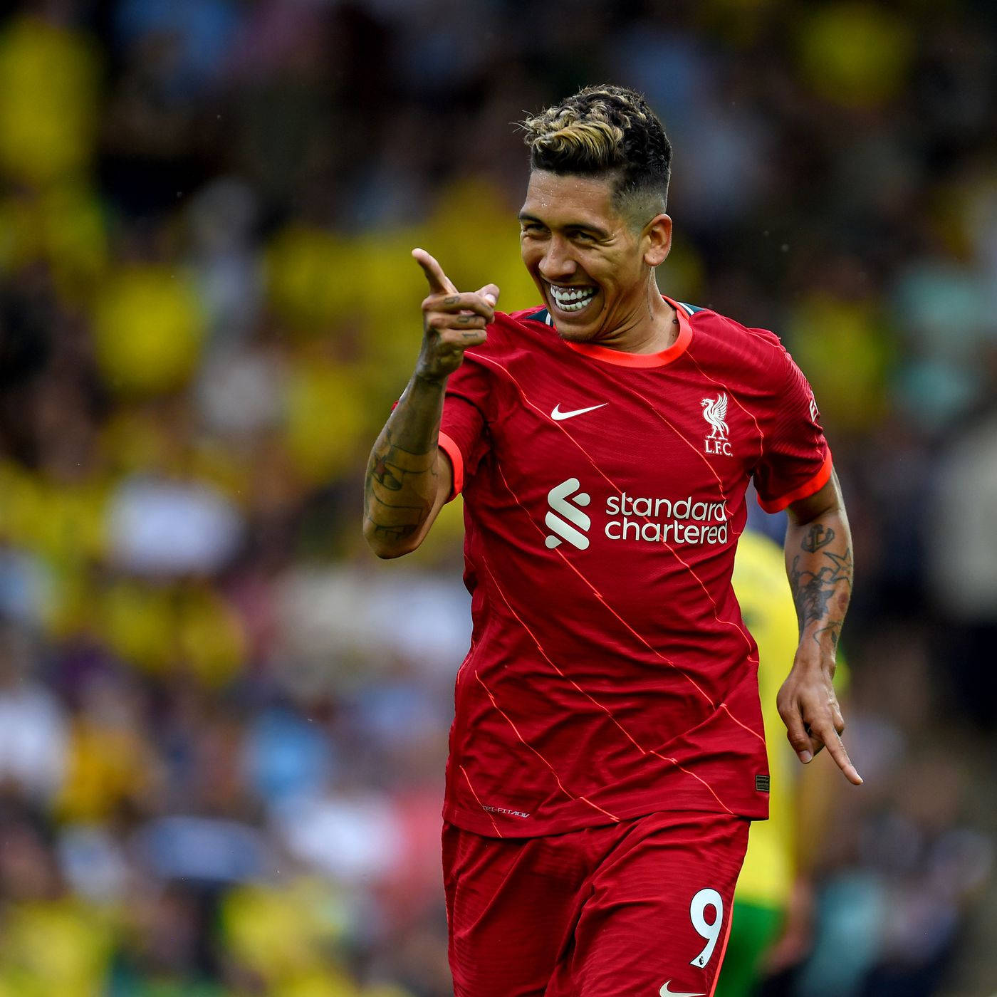 Roberto Firmino Points Forward Wallpaper