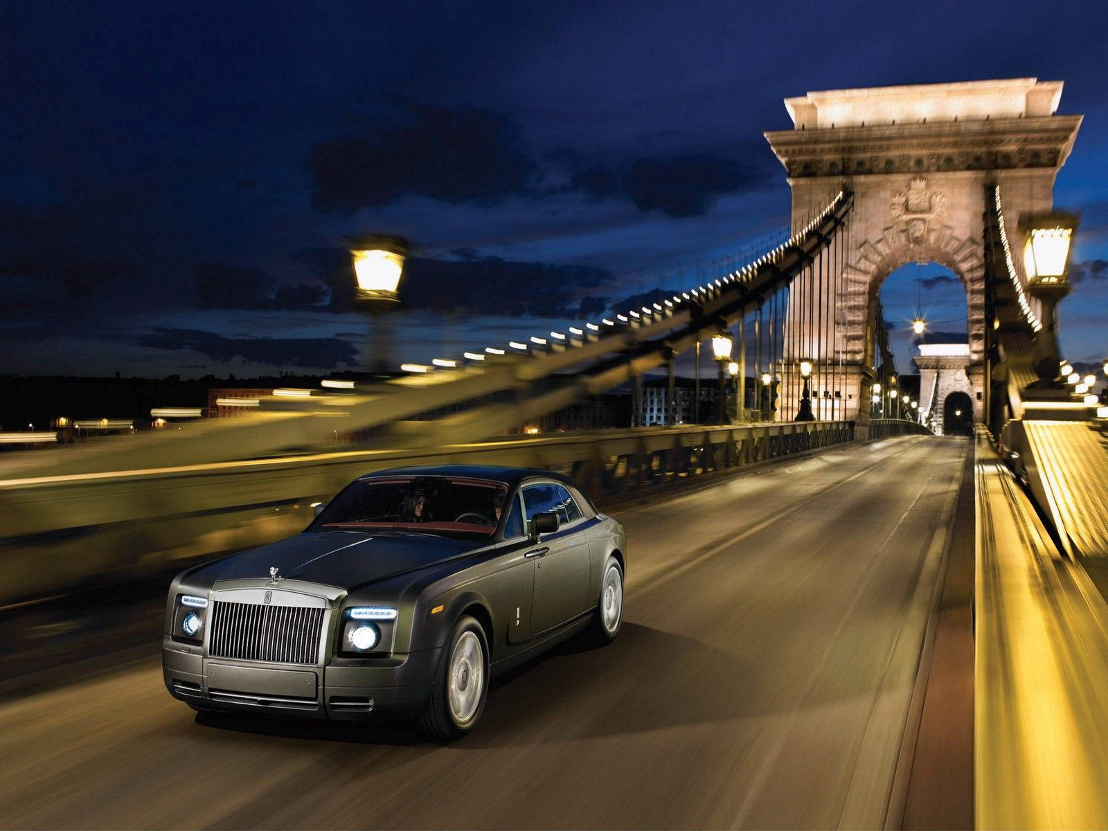 Rolls Royce In The Bridge Wallpaper