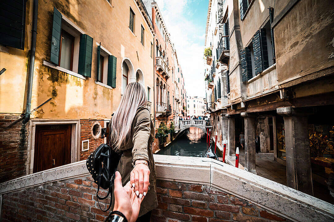 Romantic Couples In Venice Wallpaper