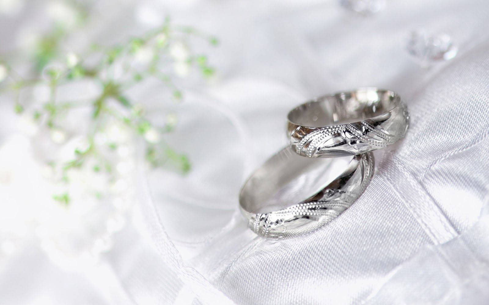 Romantic Silver Wedding Rings Wallpaper