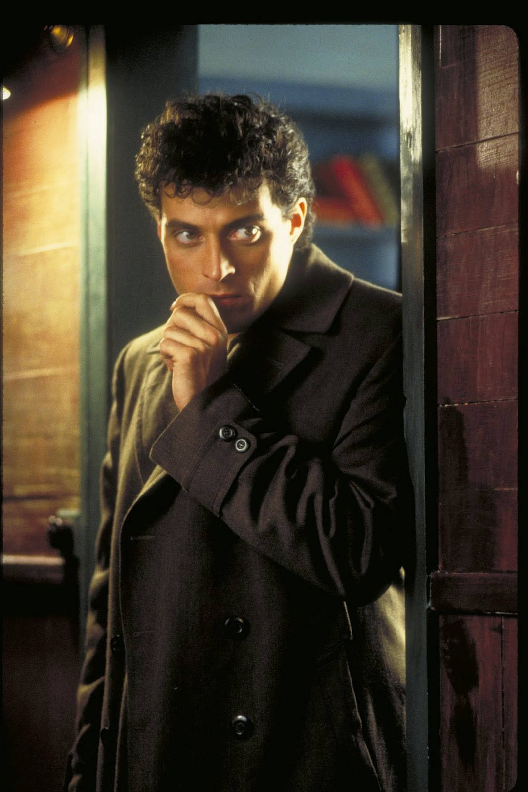 Rufus Sewell As John Murdoch In Dark City Wallpaper