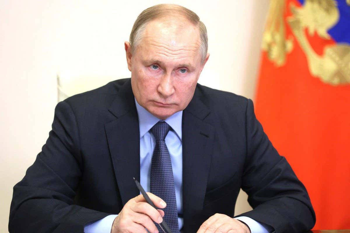 Russian President Vladimir Putin Holding A Pen Wallpaper
