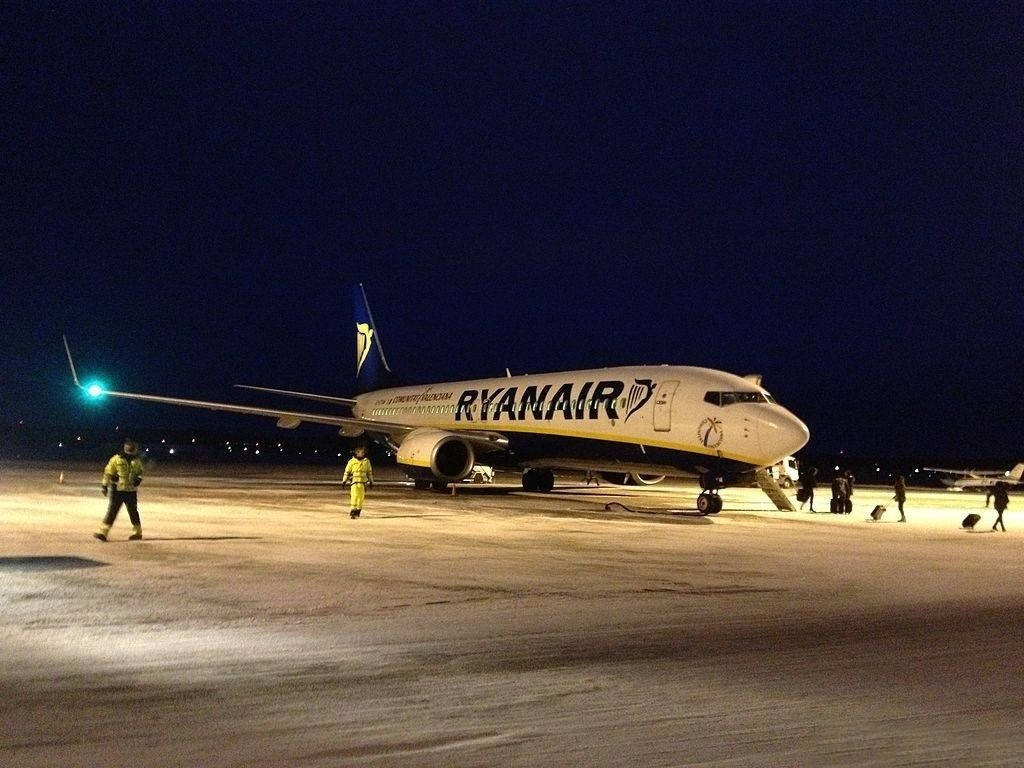 Ryanair Airplane At Night Wallpaper