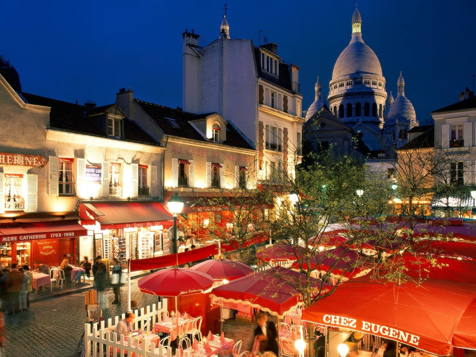 Sacre Coeur Basilica Behind Place Du Tertre Wallpaper