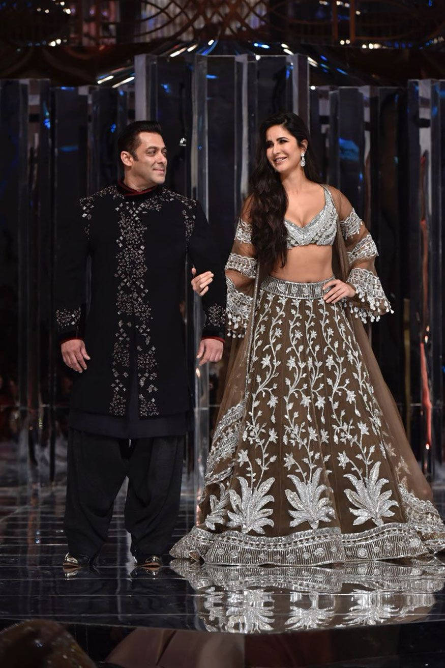 Salman Khan Katrina Kaif Smiling In Indian Clothing Hd Wallpaper