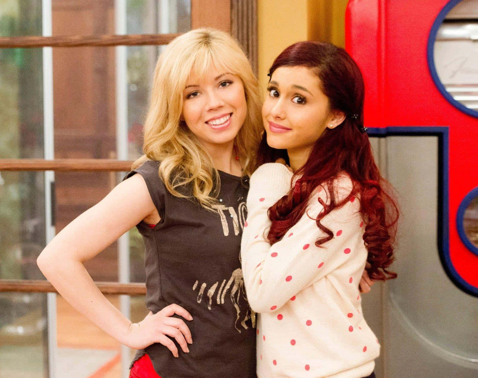 Sam And Cat Embracing As Best Friends Wallpaper