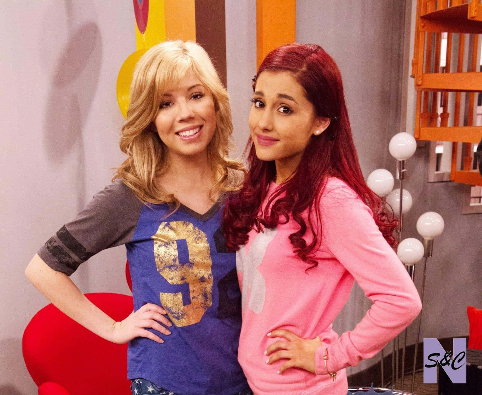 Sam And Cat Smiling Together Wallpaper