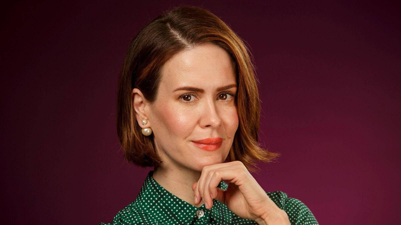 Sarah Paulson Portrait With Maroon Background Wallpaper