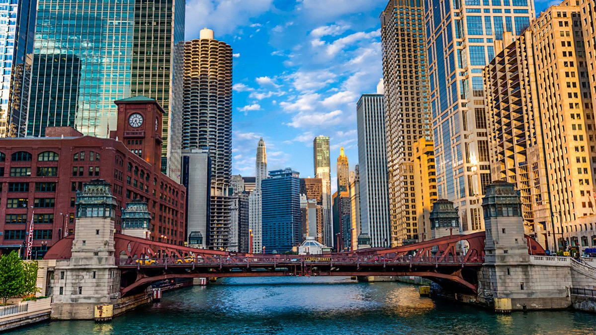 Scenic View Of Wells Street Bridge Over The Chicago River In Illinois Wallpaper