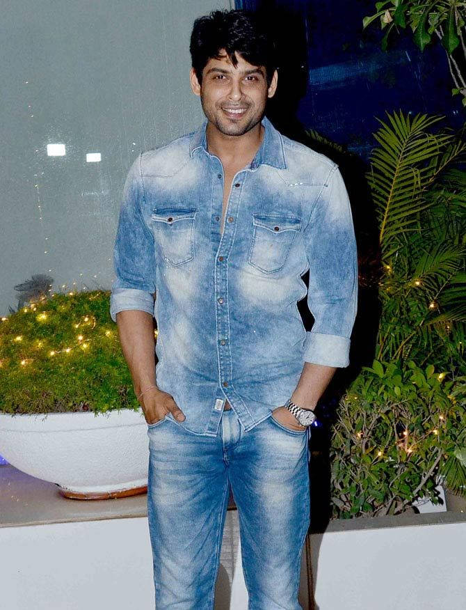 Sidharth Shukla In Denim Outfit Wallpaper