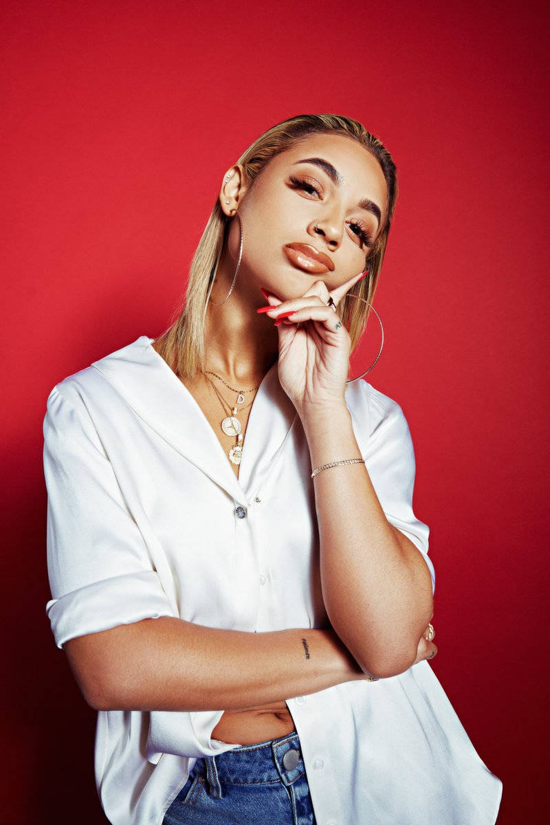 Singer Danileigh Rises To Taking Center Stage Wallpaper