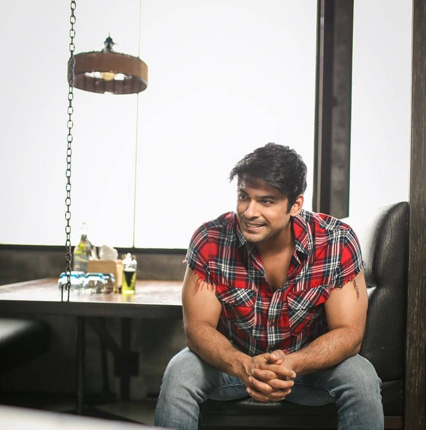 Sitting Sidharth Shukla In Flannel Shirt Wallpaper