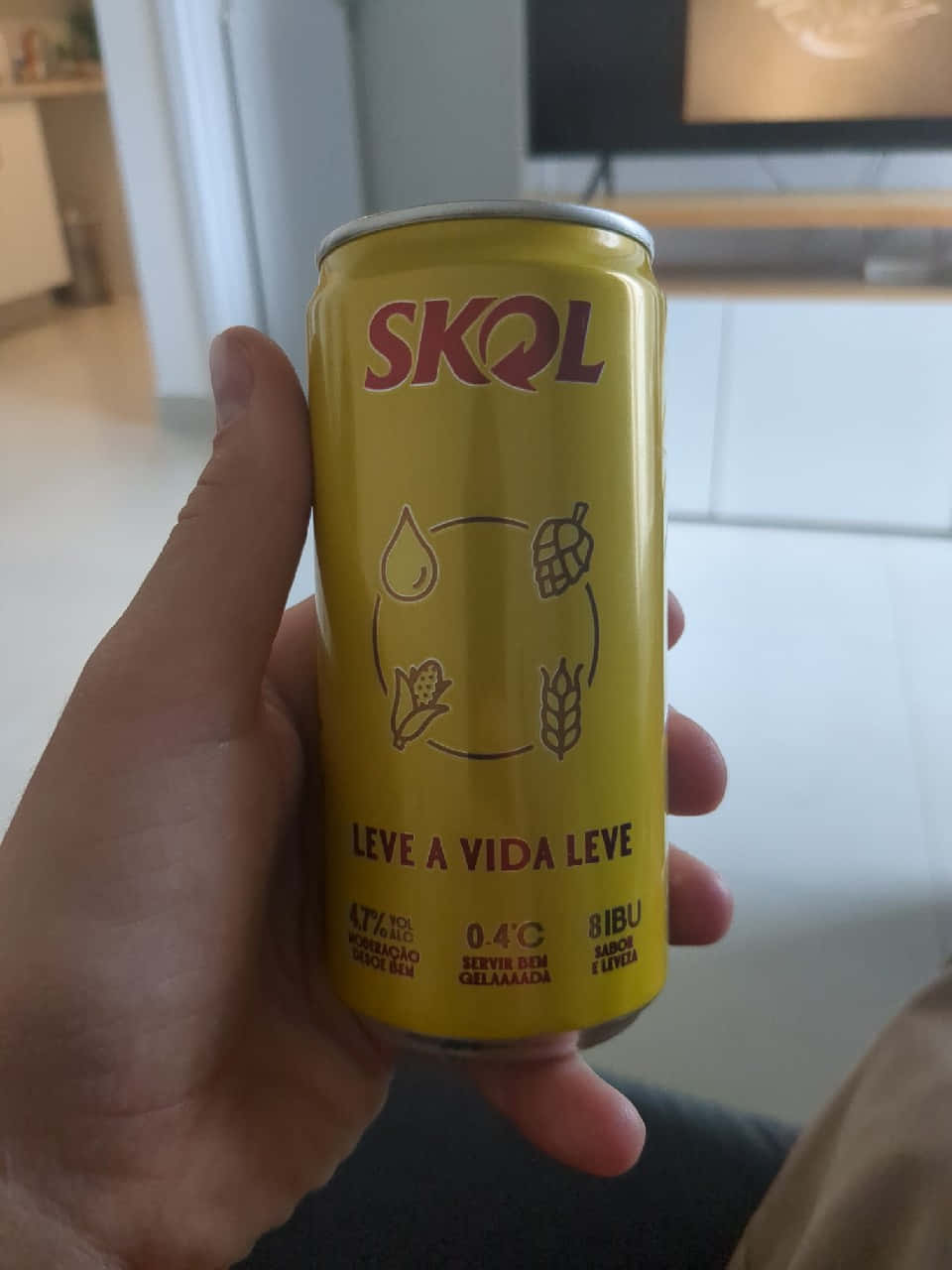 Skol Beer Can Heldin Hand Wallpaper