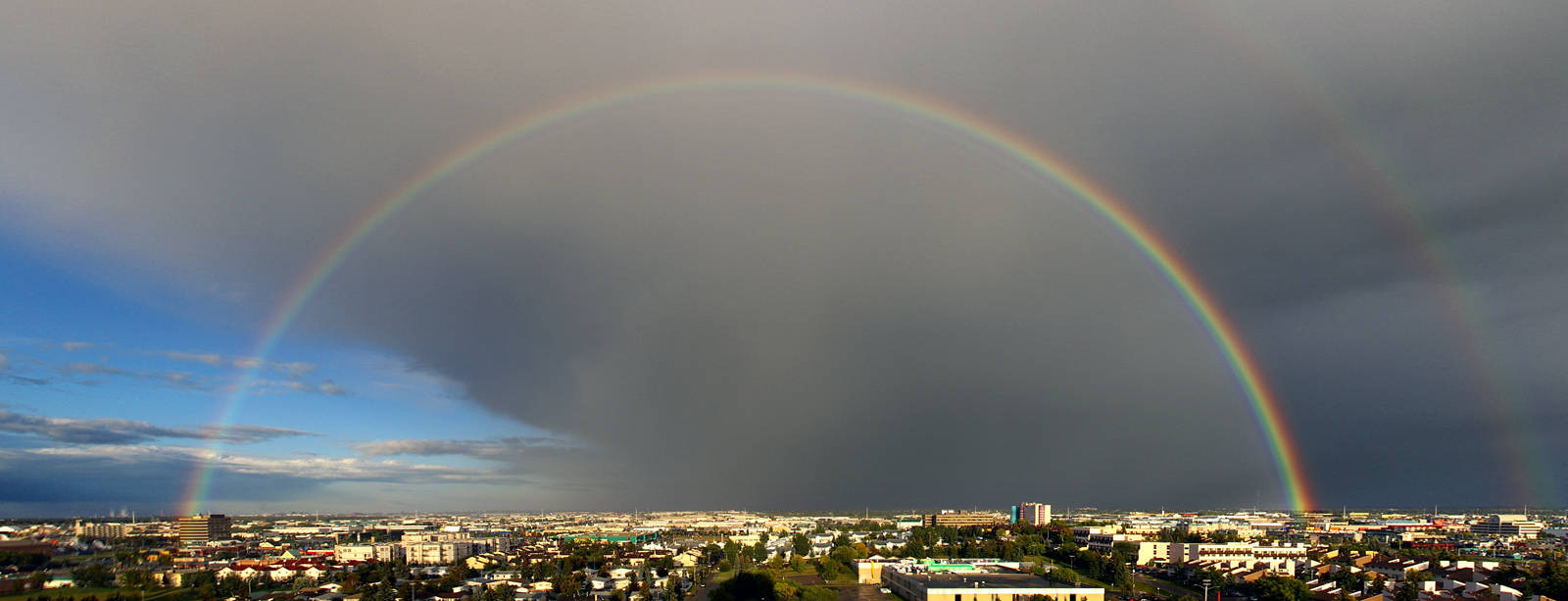 Skyline Rainbow Background Wallpaper