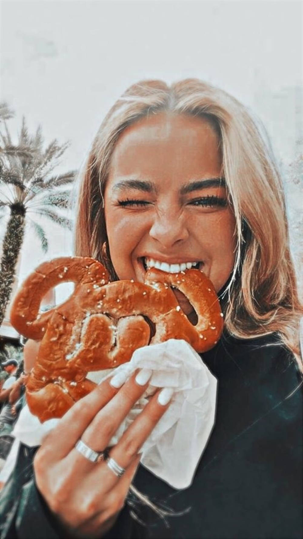 Social Media Influencer Addison Rae Pfp Eating Pretzels Wallpaper