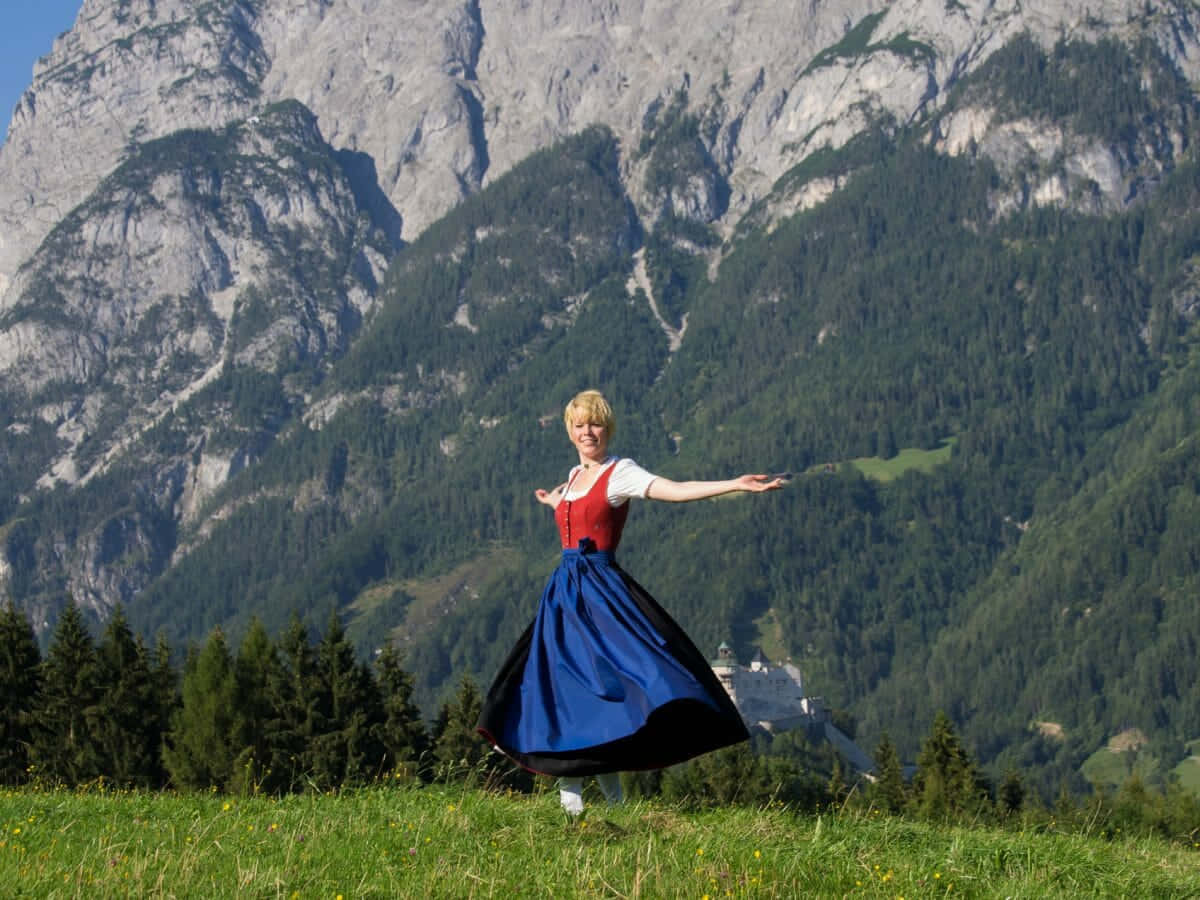 Sound Of Music_ Julie Andrews_ Mountain Meadow Wallpaper