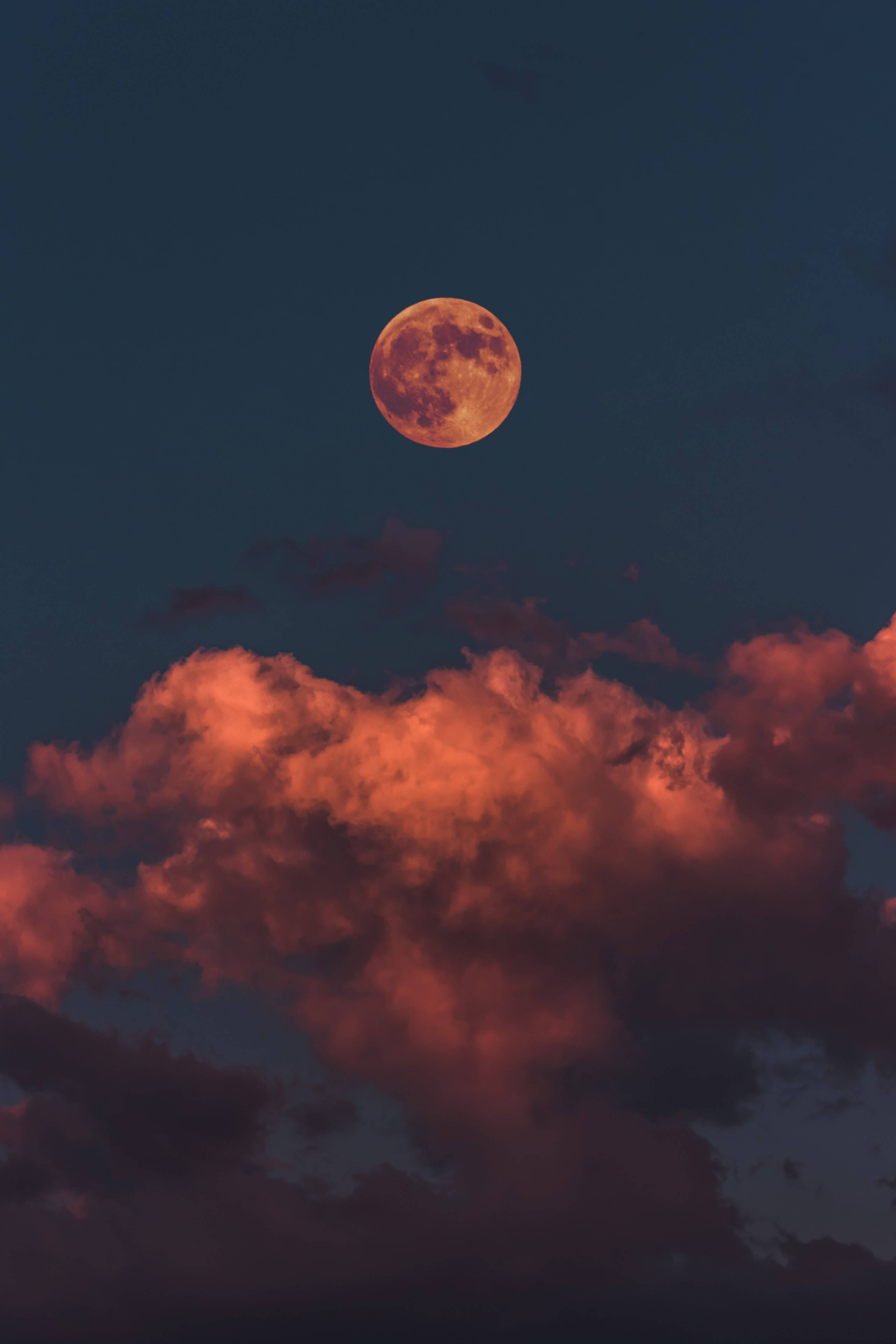 Spectacular Red Moon Glow On A Cloud-strewn Night Sky - 4k Ultra Hd Wallpaper