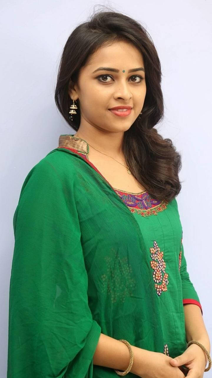 Sri Divya Radiating Elegance In Green Dress Wallpaper