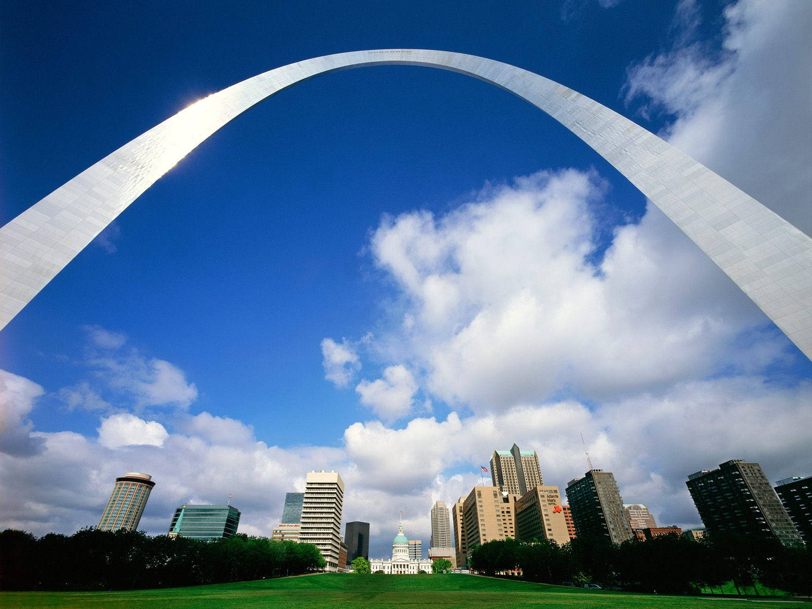 St. Louis Arch View Of Courthouse Wallpaper