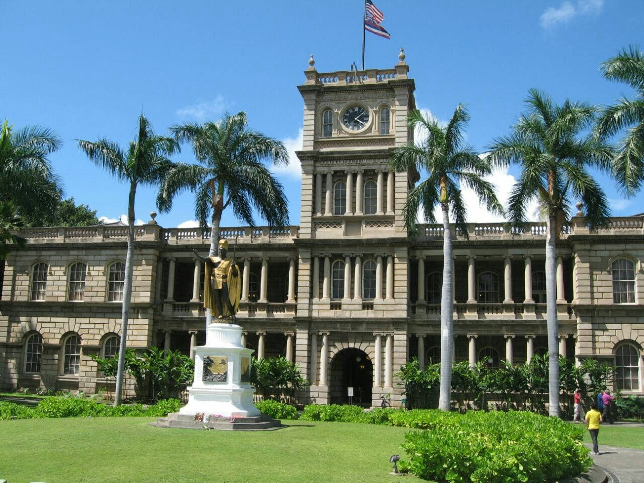 Statue And Court Near Iolani Palace Wallpaper