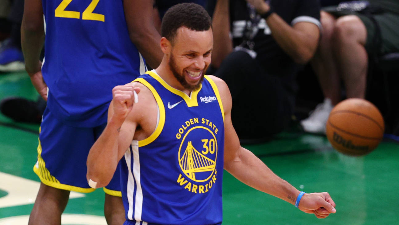 Steph Curry Celebrating With Fist Up Wallpaper