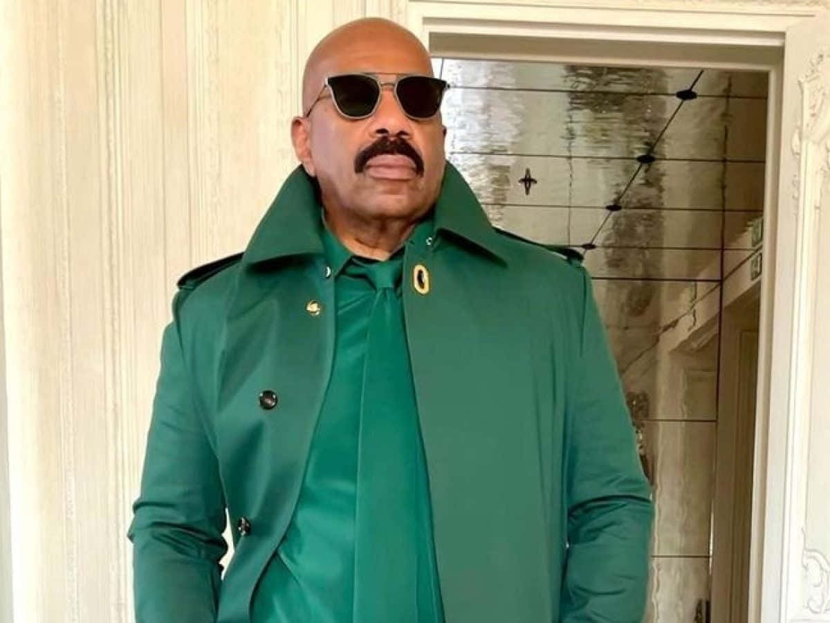 Steve Harvey In A Green Outfit With Sunglasses Wallpaper
