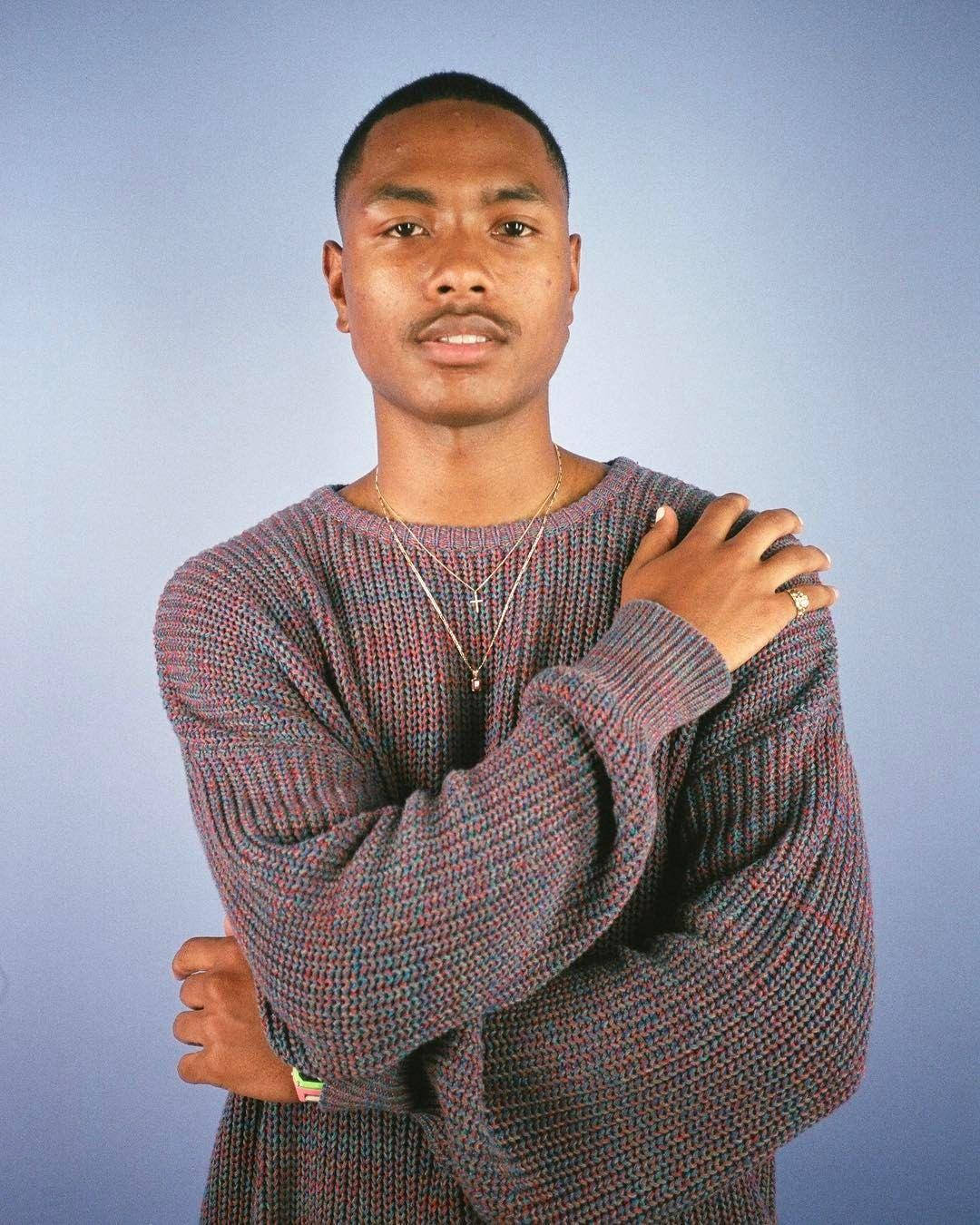 Steve Lacy Sporting A Chic-grey Knitted Sweater Wallpaper