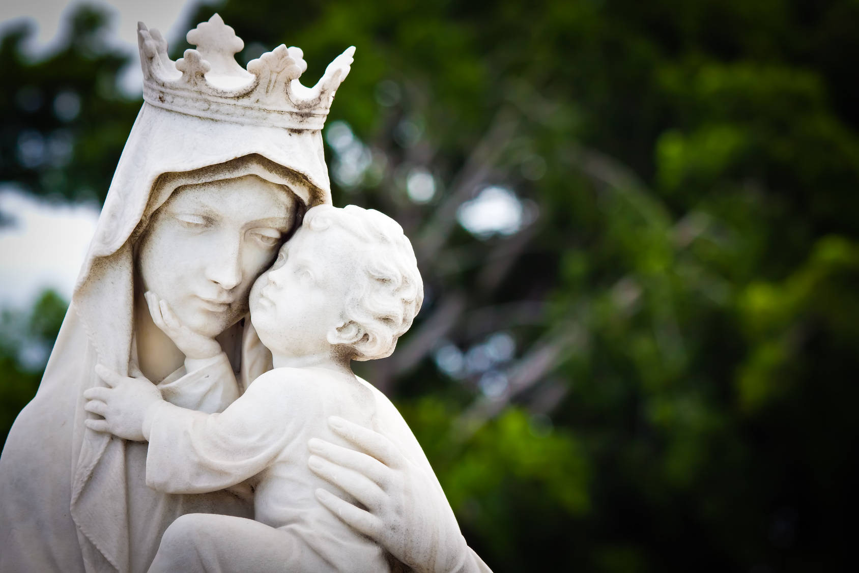 Stone Statuary Depiction Of Mary And Jesus Wallpaper