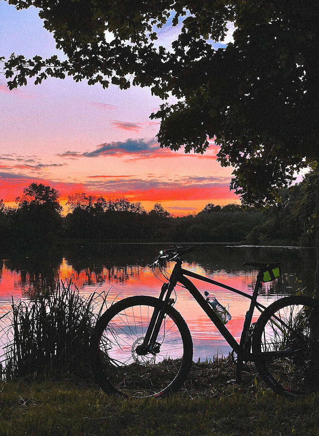 Stunning 4k Image Of A Modern Mountain Bike Wallpaper