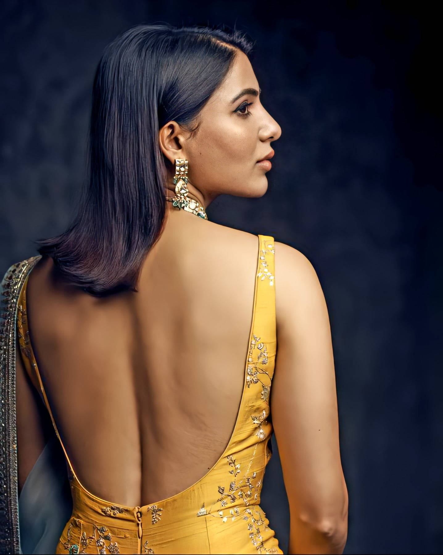Stunning High Definition Image Of Samantha In A Backless Yellow Outfit Wallpaper