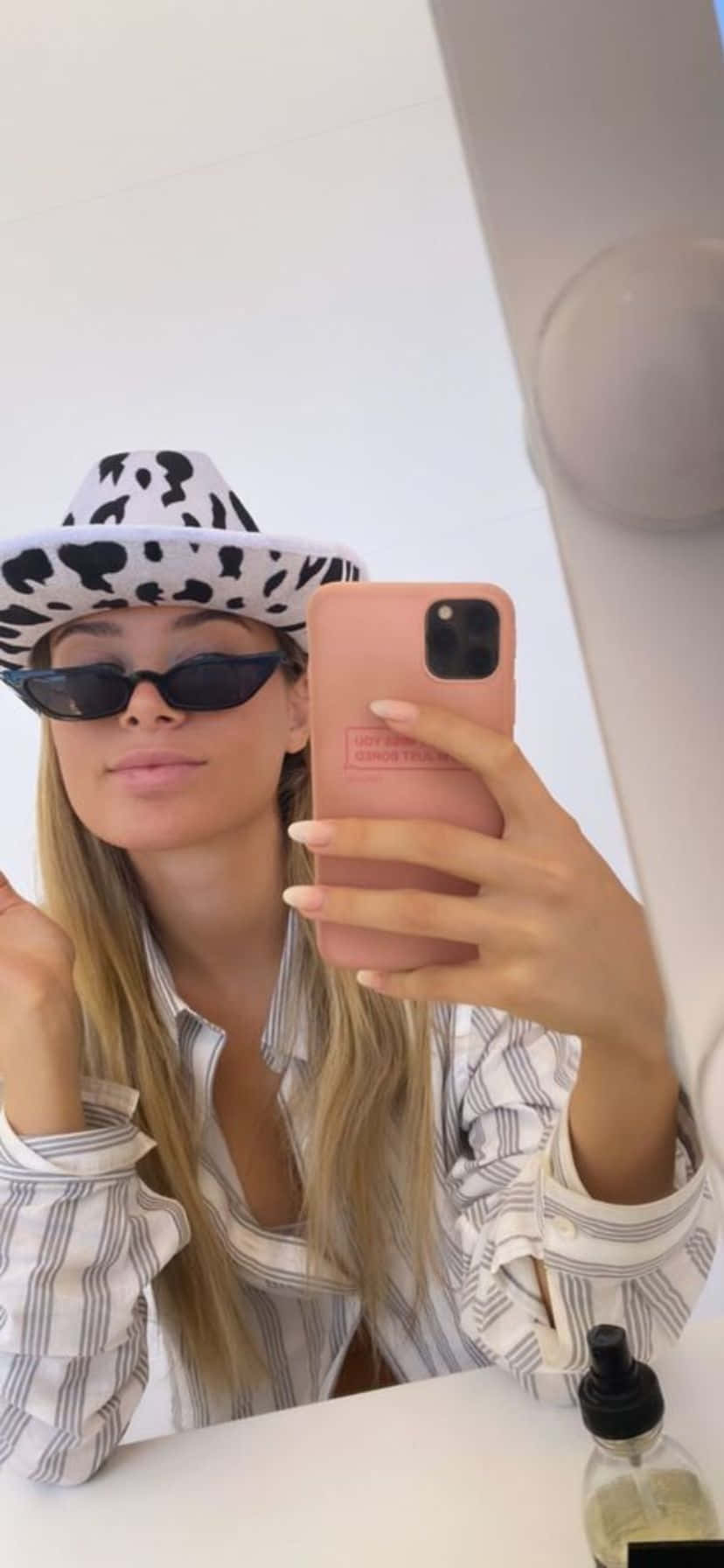 Stylish_ Selfie_with_ Hat_and_ Sunglasses Wallpaper