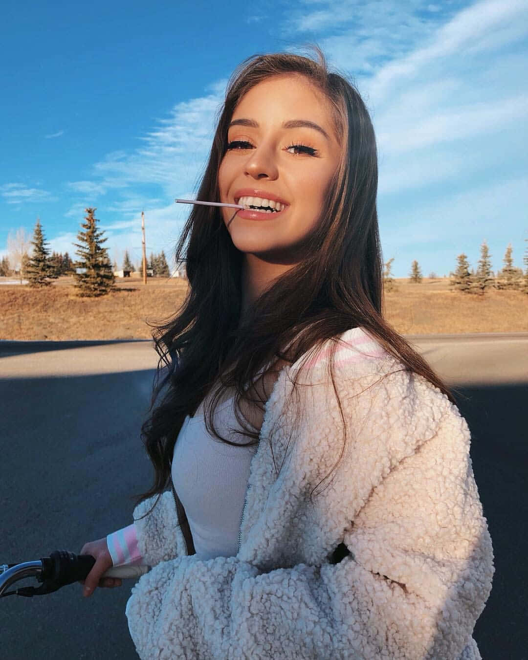 Sunny Day Smiling Girl Chewing Gum Wallpaper