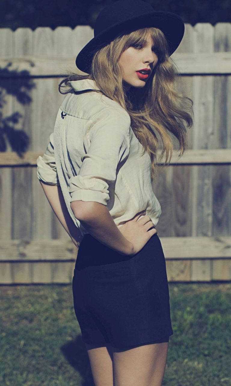 Taylor Swift Enjoys The Outdoors Wallpaper