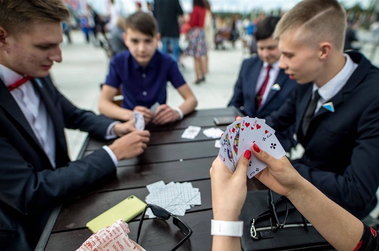 Teens Playing Durak Wallpaper